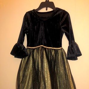 Girls size 6 Beautiful Black & Gold Velvet Dress!
